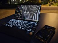 夜の公園のテーブルに置いたVAIOとスマートフォン
